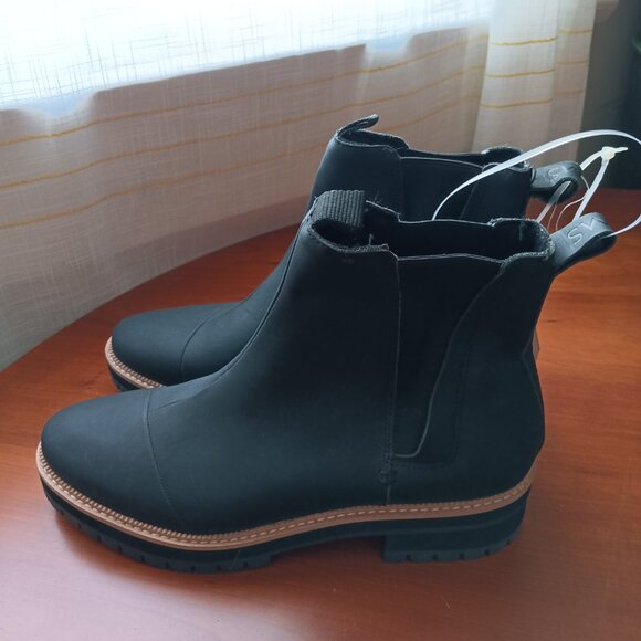 TOMS Women's NWT Waterproof Black Nubuck Leather Boots - Picture 1 of 5